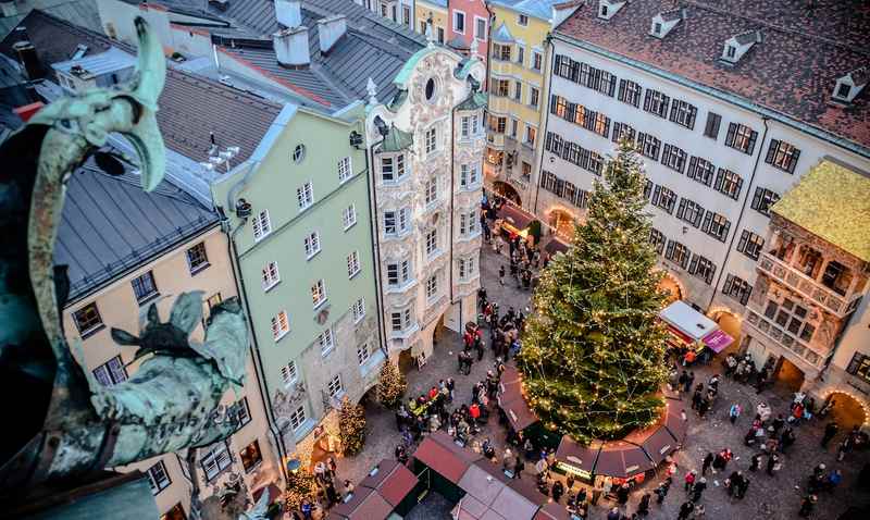 Blick auf den berühmtesten Weihnachtsmarkt Innsbruck beim Goldenen Dachl, Foto: Alexander Tolmo 