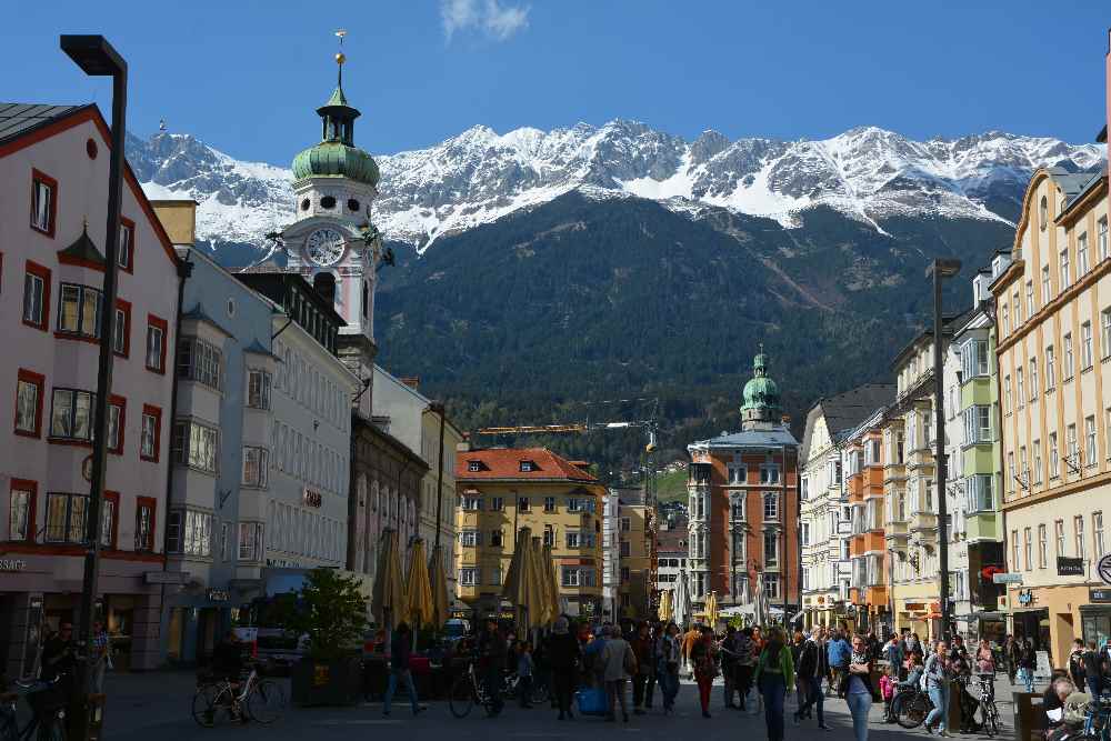 Innsbruck Altstadt - der bekannte Blick auf die Fußgängerzone und das schneebedeckte Karwendel