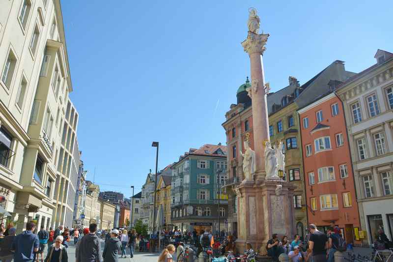 Die Annasäule Innsbruck in der Fußgängerzone Maria-Theresien-Straße 