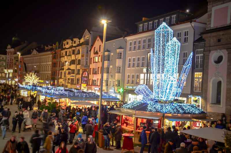  Sobald es dunkel ist, schön anzuschauen: Der Bergkristall auf dem Weihnachtsmarkt Innsbruck, Foto: Alexander Tolmo 