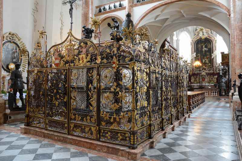 Das riesige Grab von Kaiser Maximilian in der Hofkirche Innsbruck 