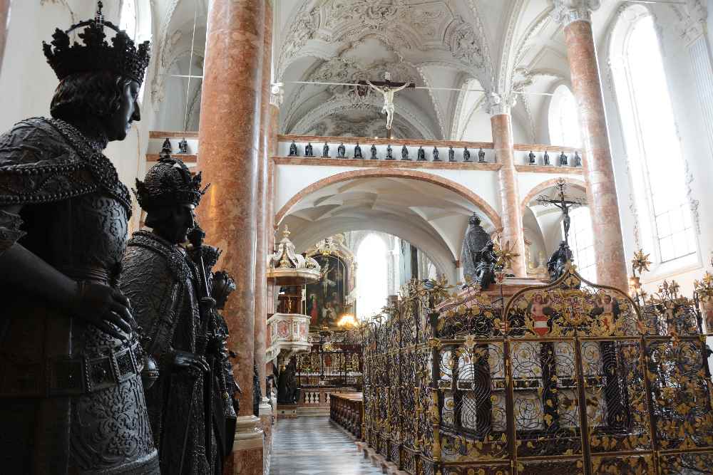 Innsbruck Altstadt - Das kaiserliche Grab von Kaiser Maximilian in der Hofkirche in Innsbruck