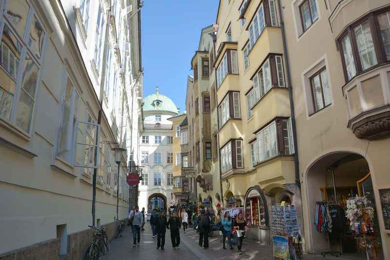 Von der Hofburg Innsbruck durch die Hofgasse schlendern