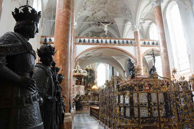 Die Hofkirche in der Altstadt Innsbruck - monumental ist das Grabmal Kaiser Maximilians, rechts im Bild  