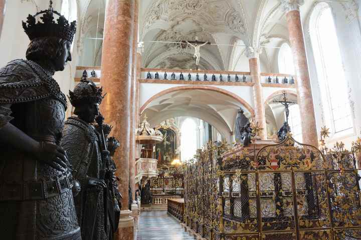 Die Hofkirche in Innsbruck mit dem bekannten Grab und den "schwarzen Mandern"