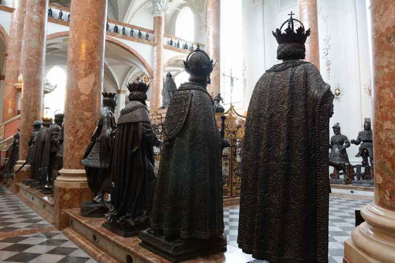 Hofkirche Innsbruck: Rund um das Grabmal stehen die schwarzen Figuren des Adels, die "schwarzen Mander"