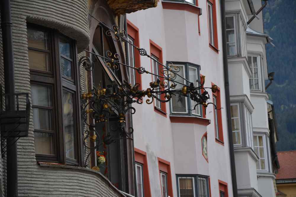 In der Innsbrucker Innenstadt gefallen mit die historischen Schilder mit den Erkern gut