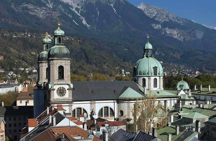 Das ist der Dom in Innsburck - St. Jakob. Hinten das Karwendel