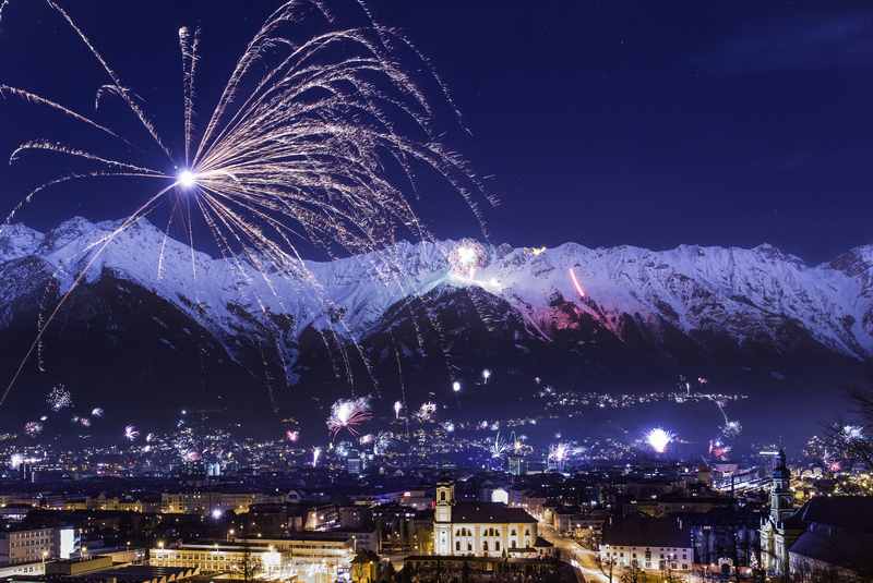  Was für eine Kulisse an Silvester: Die Altstadt Innsbruck mit der Nordkette, Karwendelgebirge