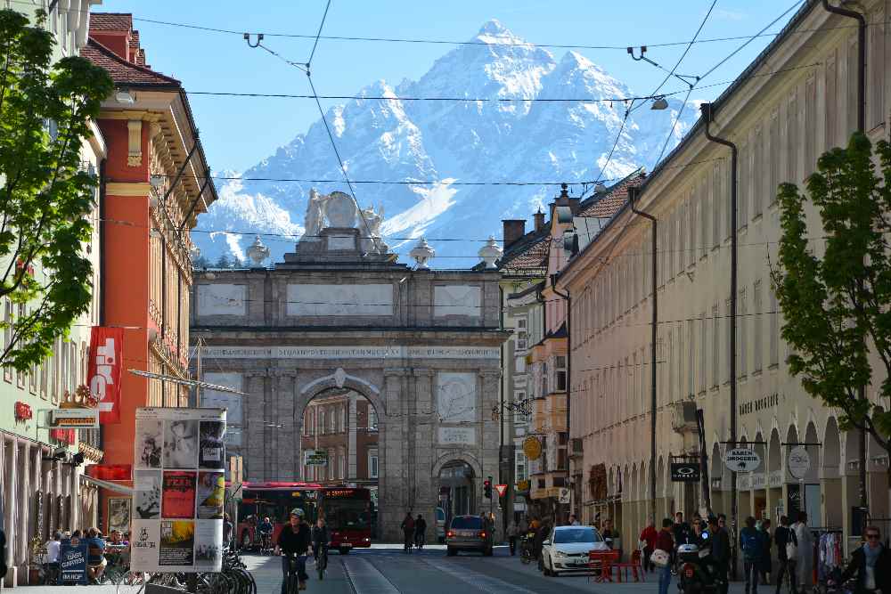 Die Triumphpforte Innsbruck - zählt zu den bekannten Sehenswürdigkeiten in Innsbruck.
Der imposante Berg hinten ist die Serles.