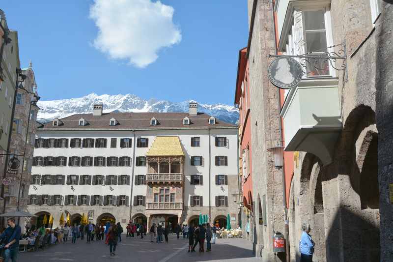 Goldenes Dachl mit dem Karwendel in der Innenstadt von Innsbruck