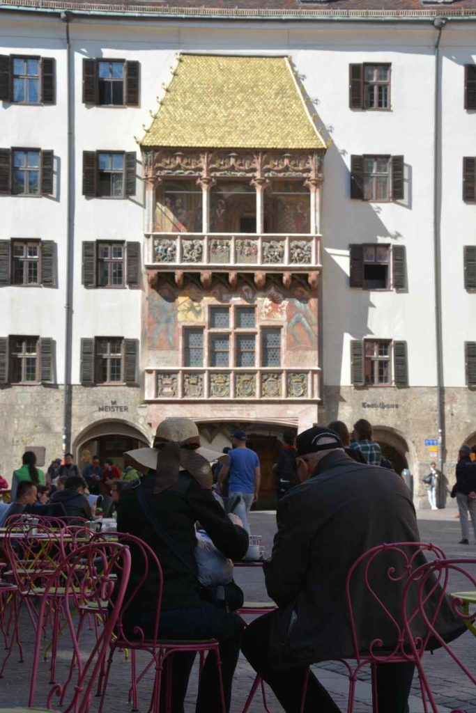 Innsbruck Altstadt: Vor dem Goldenen Dachl einen Kaffee trinken