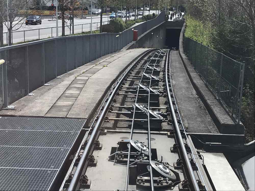 Aufwändige Bergbahn in Innsbruck: Die Hungerburgbahn wird auf Schienen mit Seil auf die Hungerburg gezogen