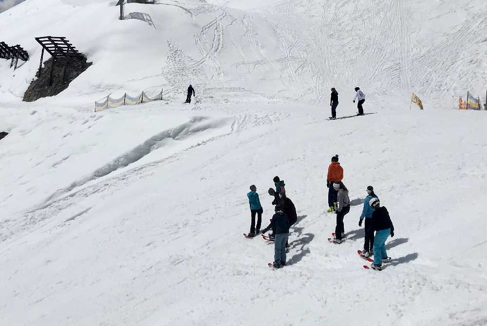 Figln Innsbruck - viele Jugendlicht treffen sich zum Firngleiten auf der Nordkette