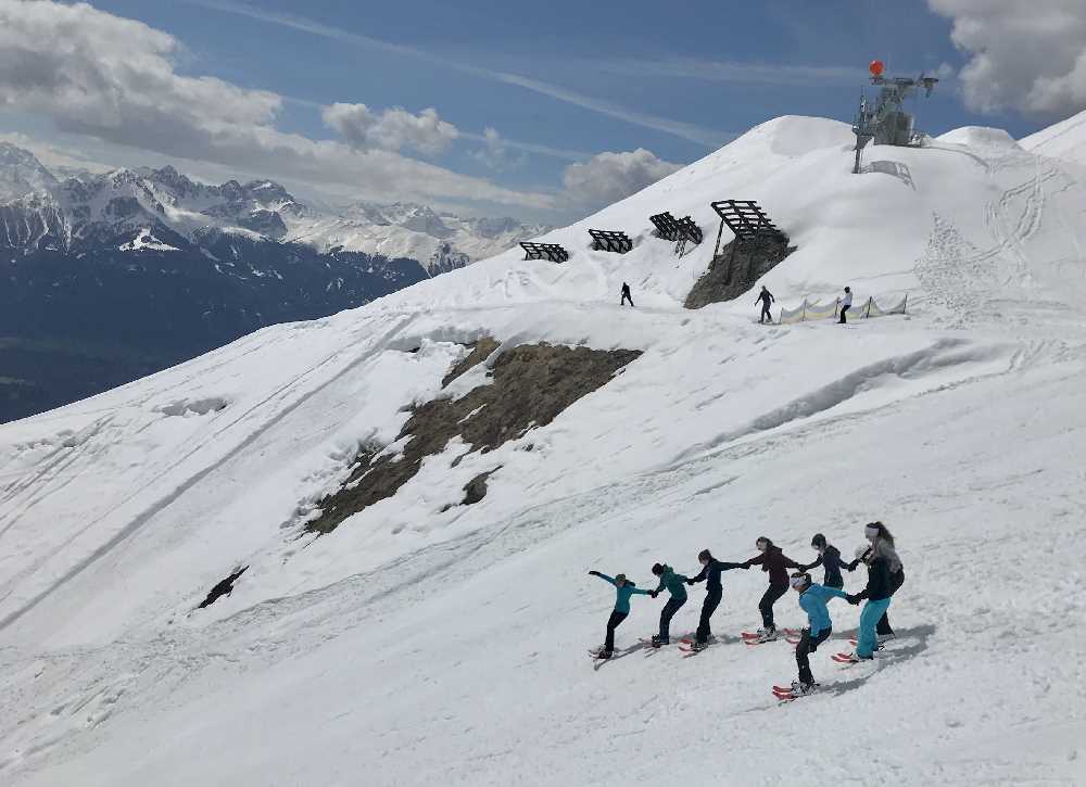 Als Formation gleiten sie auf den Firngleitern von der Seegrube hinunter