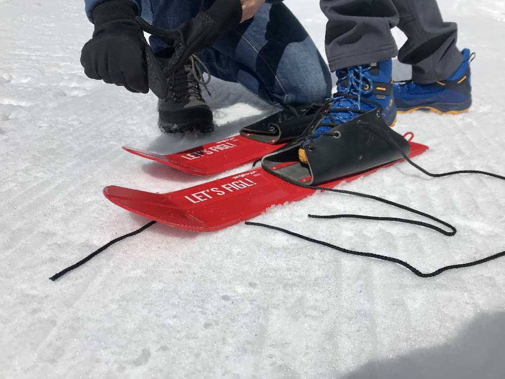 Figln anziehen, hier mit der Lederbindung. So können auch Kinder Figln