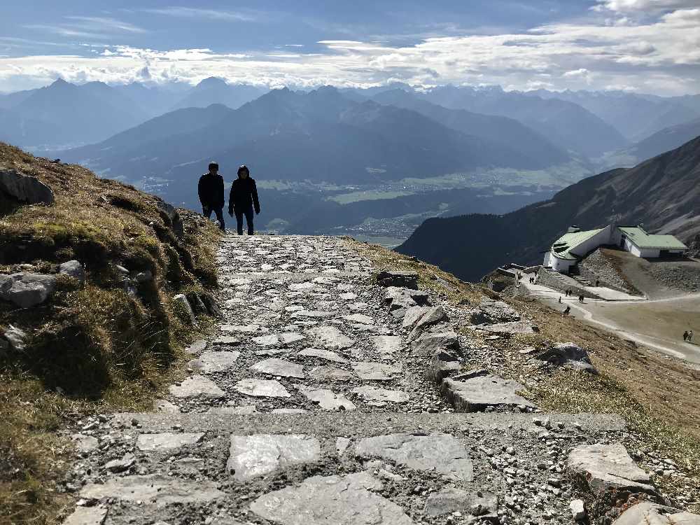 Ein leichter und zugleich breiter Weg führt zur Hafelekarspitze mit Ausblick auf die Serles und die Kalkkögel 