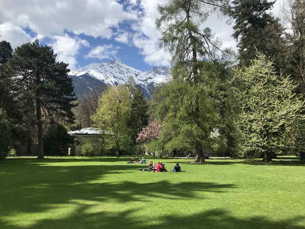 Der Hofgarten - viel Grünfläche und Blick auf die Nordkette, Karwendelgebirge