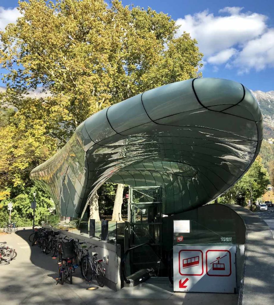 Die stylische Talstation der Hungerburgbahn in der Alstadt Innsbruck