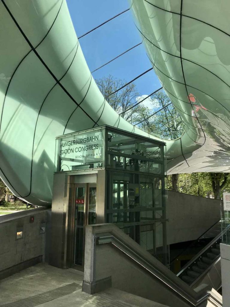 Hungerburgbahn Talstation in Innsbruck. Architektonisch anspruchsvoll, eine Sehenswürdigkeit in Innsbruck.