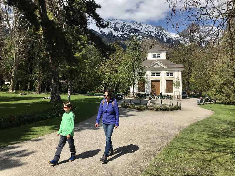 Innsbruck Park - der Hofgarten neben der Hofburg, mit Blick zum Karwendel