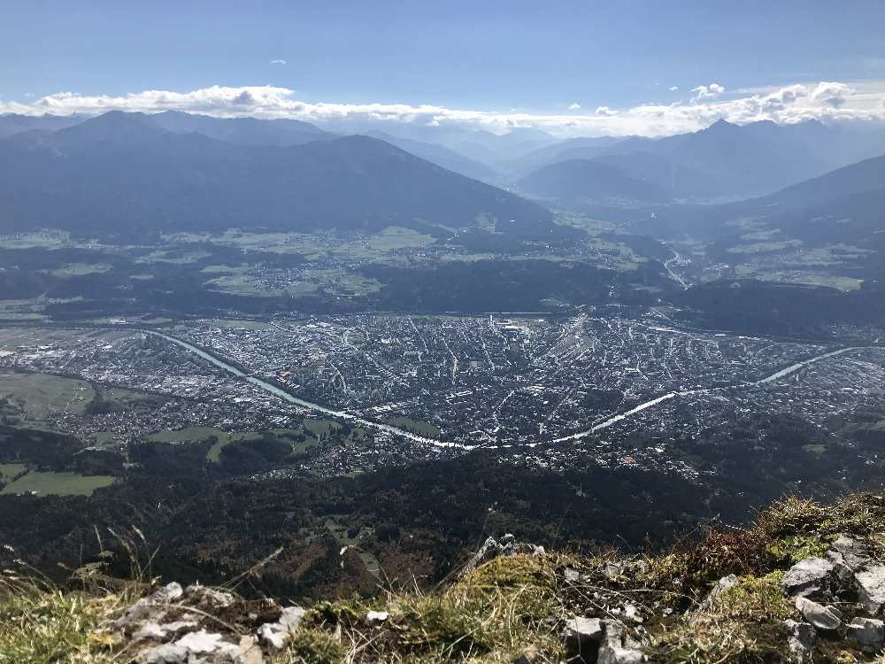 Der Blick auf die andere Seite: Von der Nordkette auf die Stadt Innsbruck mit dem Inn