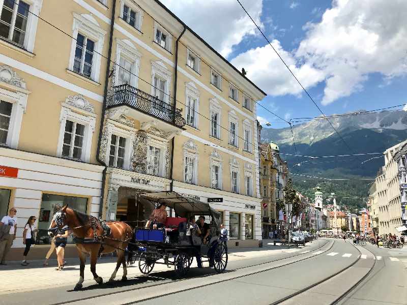 Stilecht - die Kutsche vor dem Palais Trapp Innsbruck