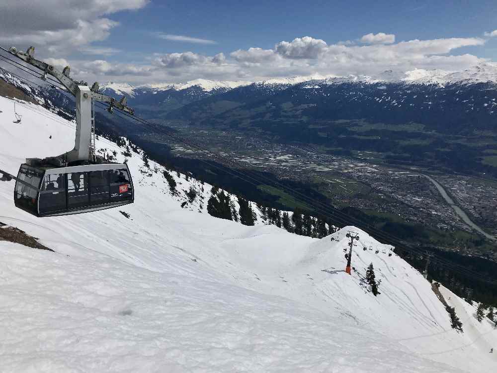 Seegrube Innsbruck im Frühling: Oben Schnee zum Figln, unten grüne Wiesen im Inntal