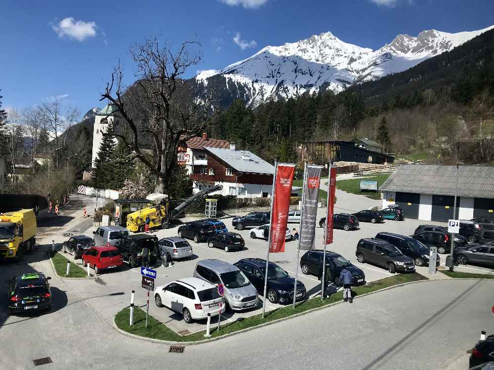 Seegrubenbahn parken - auf der Hungerburg sind wenig Parkplätze. Idyllisch mit dem verschneiten Karwendel