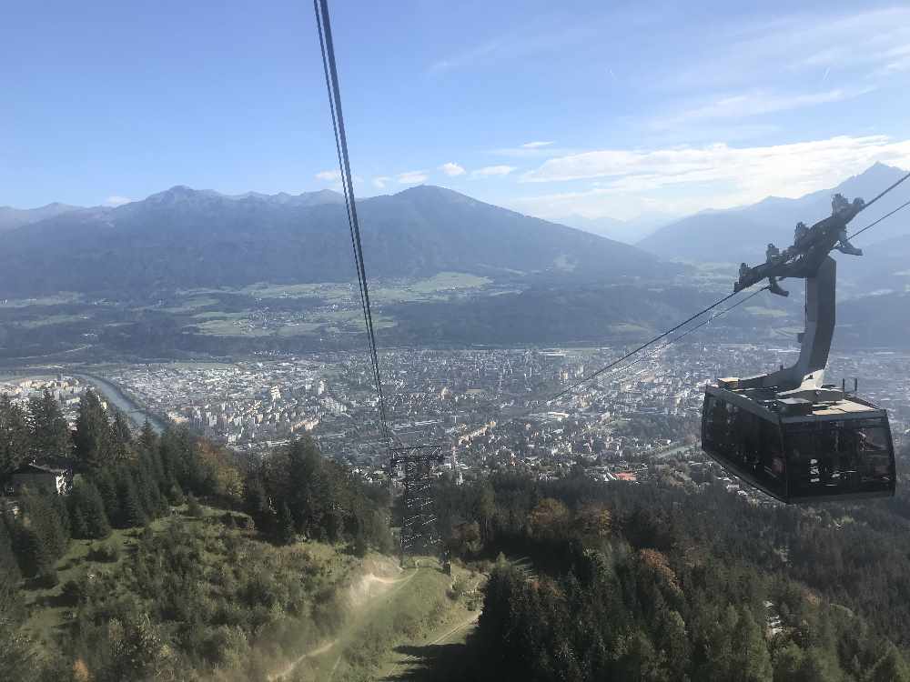 Mit der modernen Gondel der Seegrubenbahn geht es hinauf zur 1905 Meter hohen Seegrube