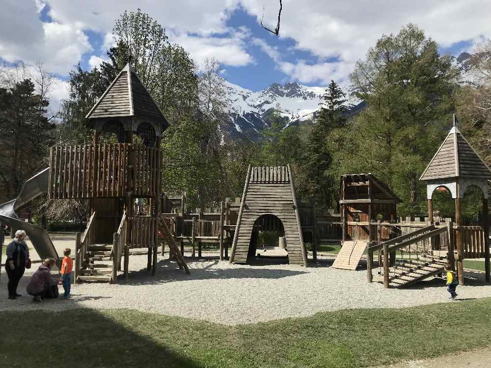 Spielplatz Hofgarten - ein riesieger Spielplatz in der Innenstadt Innsbruck mit Wasserspielplatz, Spielburg, Rutsche und Schaukeln.