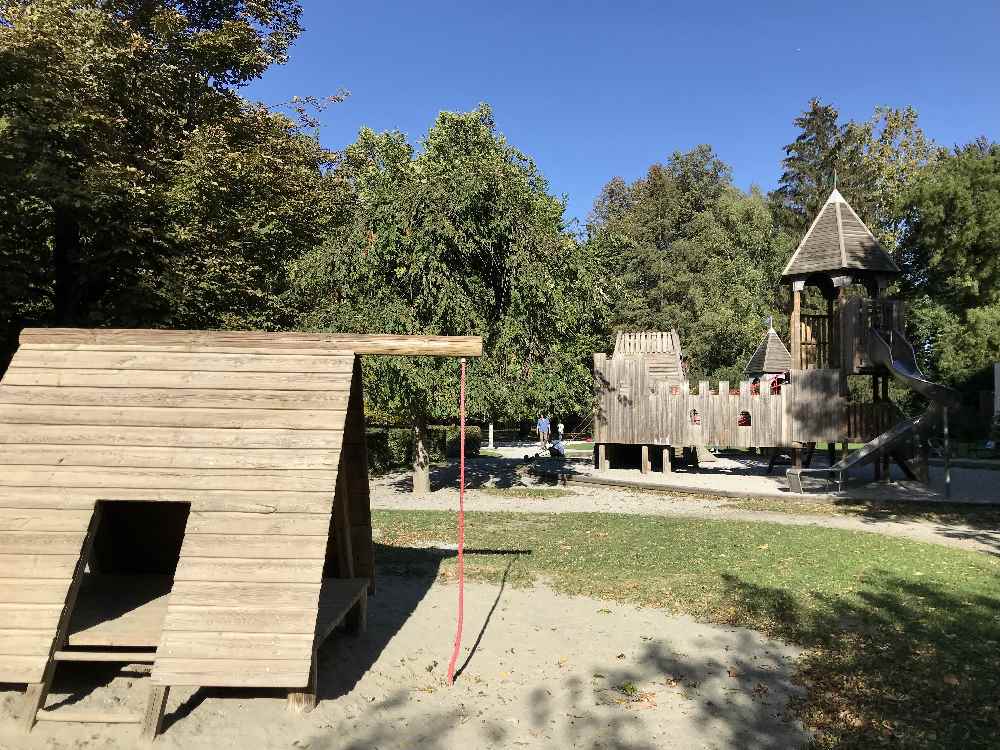 Der Spielplatz Innsbruck im Hofgarten mit der Spielburg