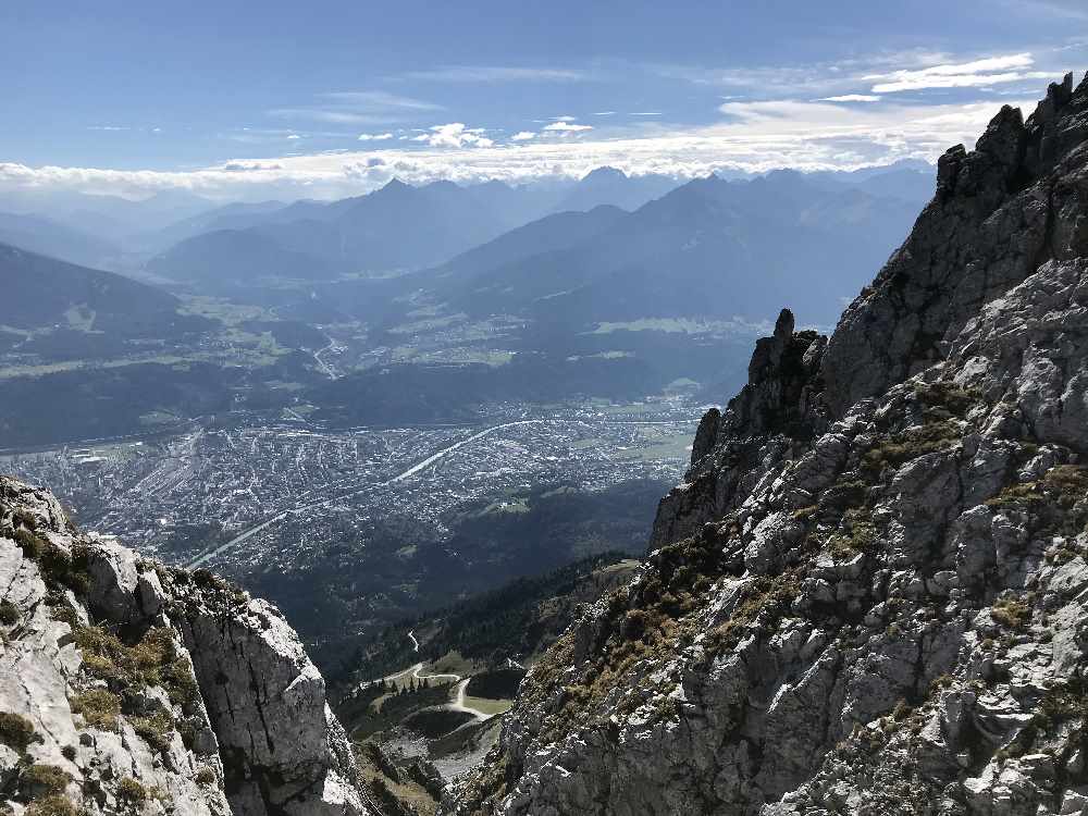 Der Blick auf die Stadt vom "Top of Innsbruck" - der höchsten Sehenswürdigkeit der Stadt in den Alpen