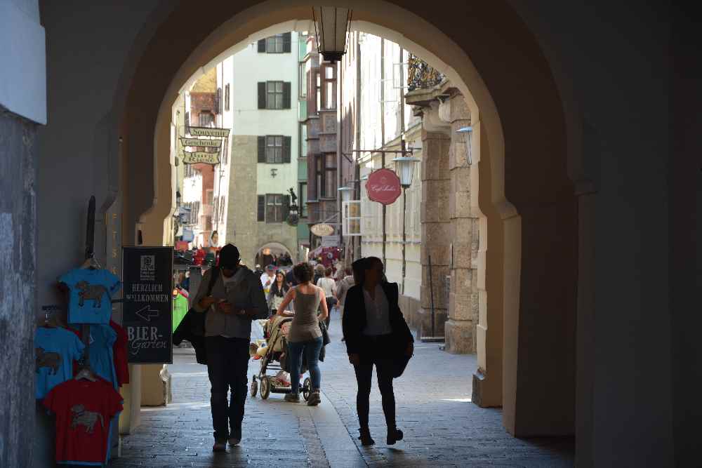 Innsbruck Fußgängerzone - stimmungsvoll ist dieser Torbogen beim Goldenen Dachl