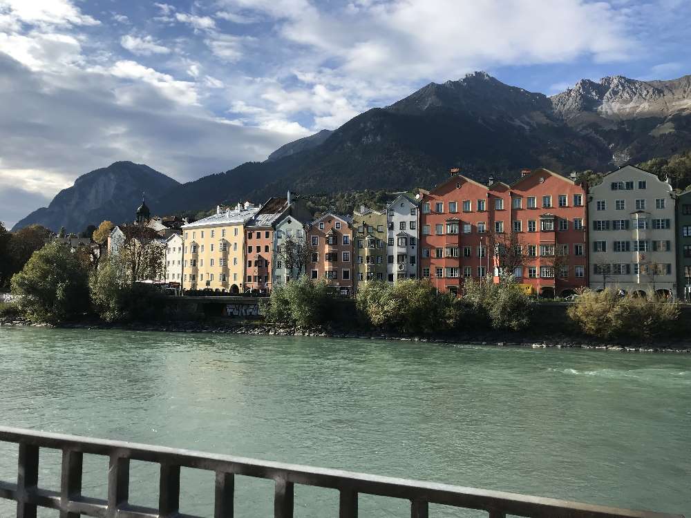 Stadtrundgang Innsbruck mit den bunten Häusern der Mariahilfstraße