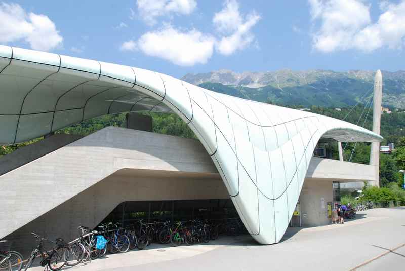 Löwenhaus Innsbruck - die moderne Haltestelle der Nordkettenbahn