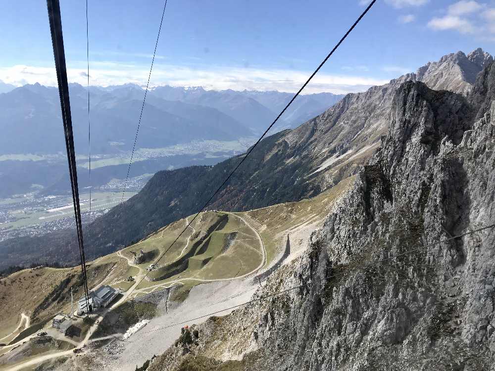 Hafelekarbahn Innsbruck - oberhalb der Seegrube kommst du mit der Gondel an die Felsen