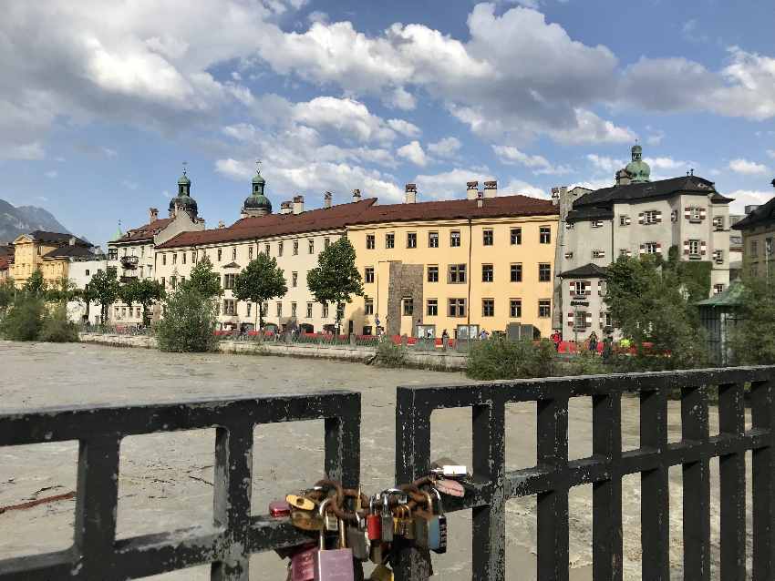 Innbrücke Innsbruck - das ist Blick von der Brücke auf die Altstadt 