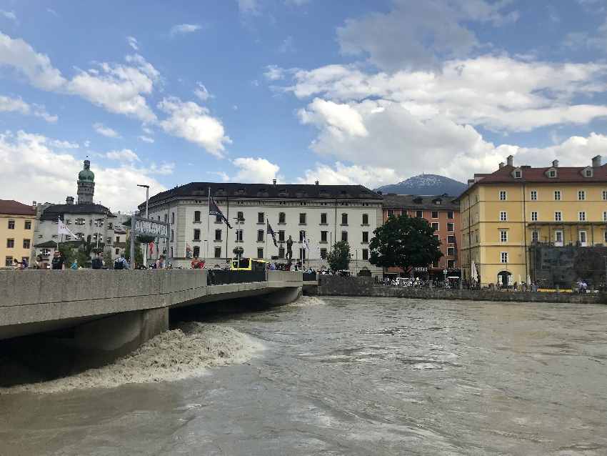 Innsbruck Hochwasser - die Innbrücke hält Stand