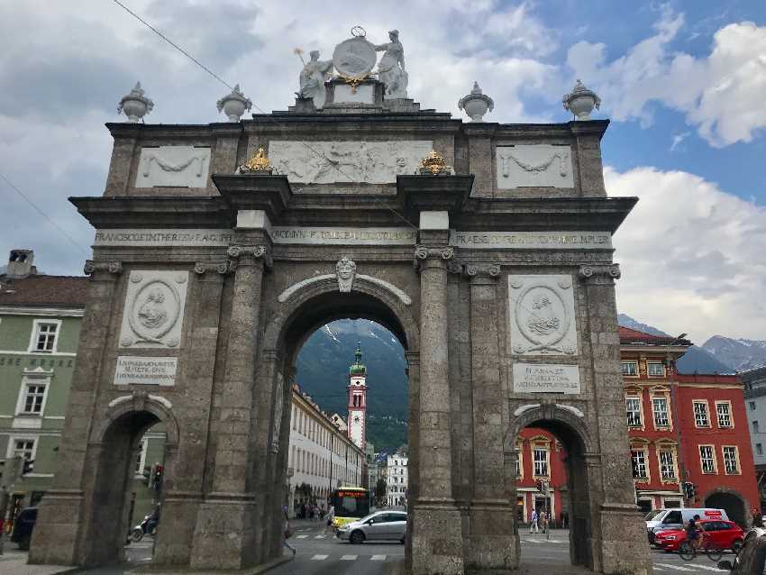 Triumphpforte Innsbruck mit Blick in Richtung Innenstadt