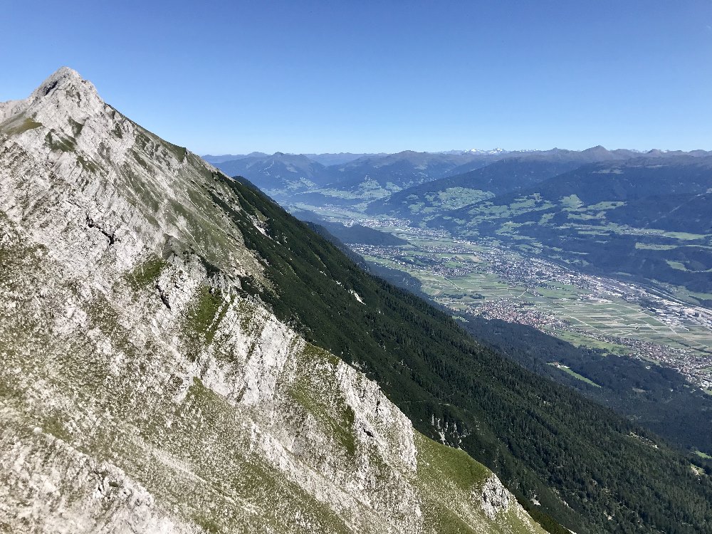 Krass diese Gegensätze: Große Karwendelspitzen, grünes Inntal und die Alpen samt Gletscher