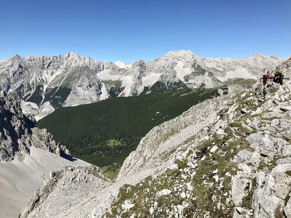 Mit der Hafelekarbahn zum Karwendelblick: Schau die Relation wie klein die Leute rechts auf der Aussichtplattform ist - so groß ist der Ausblick und die Berge