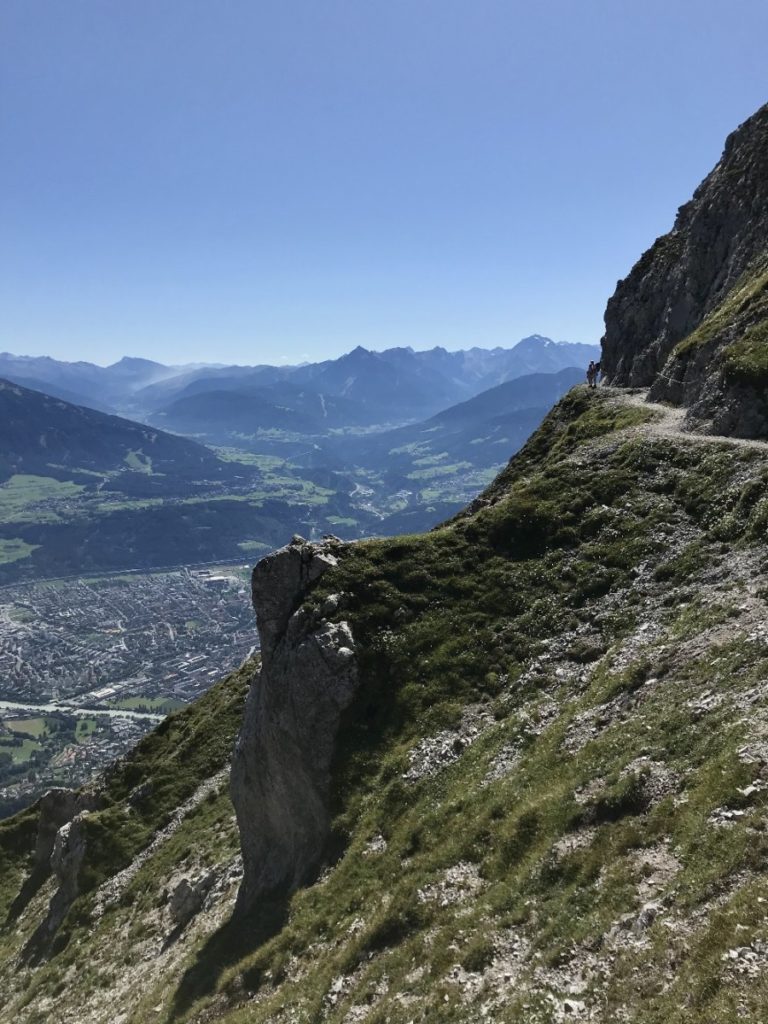 Innsbruck wandern Nordkette: Schau dir mal die Dimensionen an - siehst du die kleinen Wanderer am Weg?