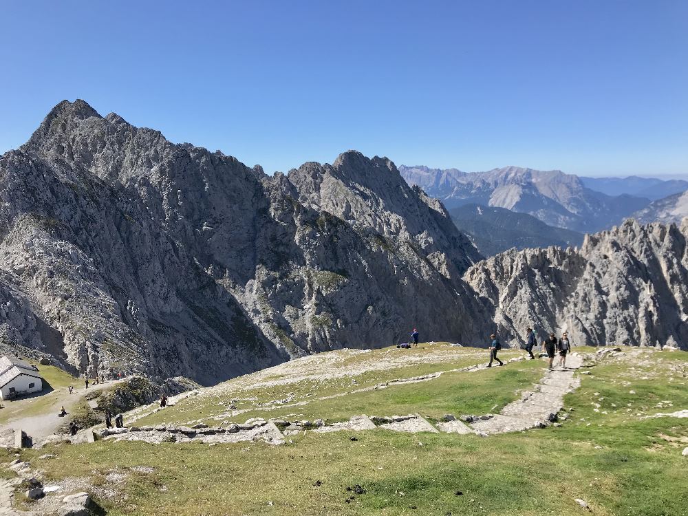 Erst vom Hafelkar kannst du über die Gipfel ins Karwendel hinein schauen, bis zum Wettersteingebirge, wo die Zugspitze ist