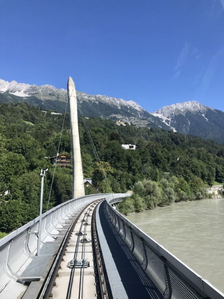 Mit der Hungerburgbahn geht es über den Inn zur Hungerburg auf die Nordkette