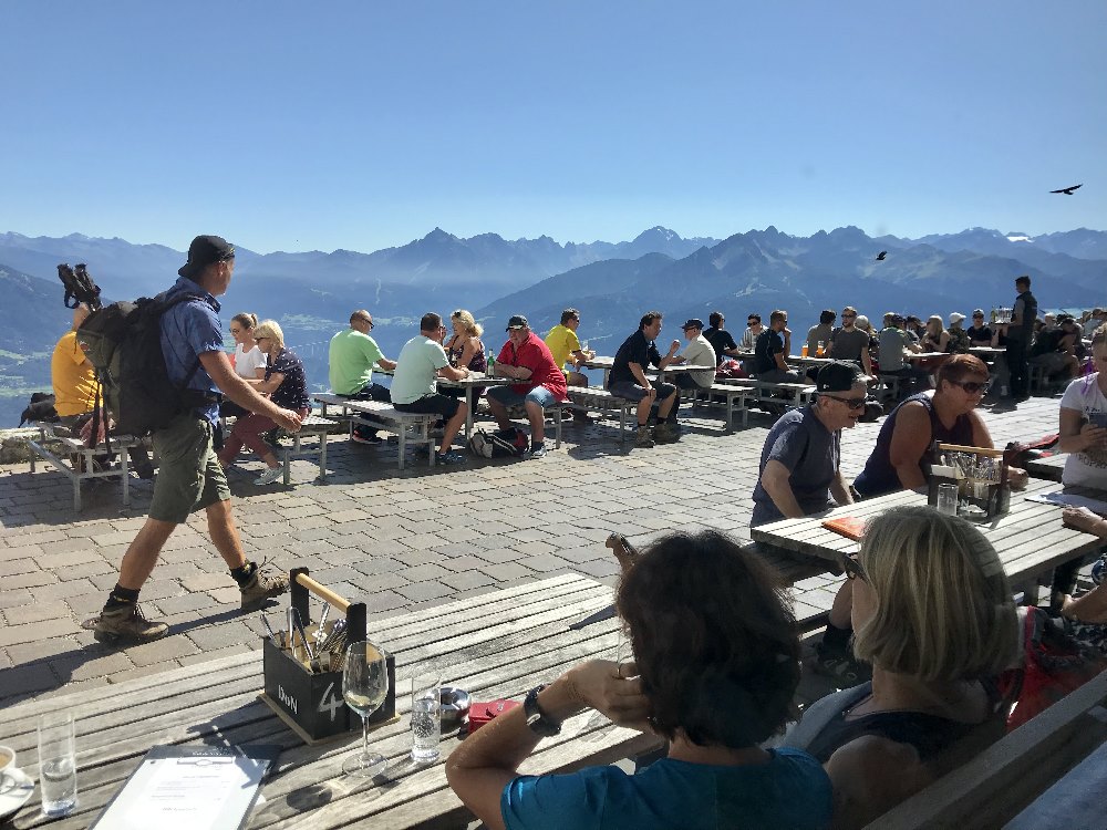 Restaurant Seegrube - auf der Aussichtsterrasse triffst du sie alle