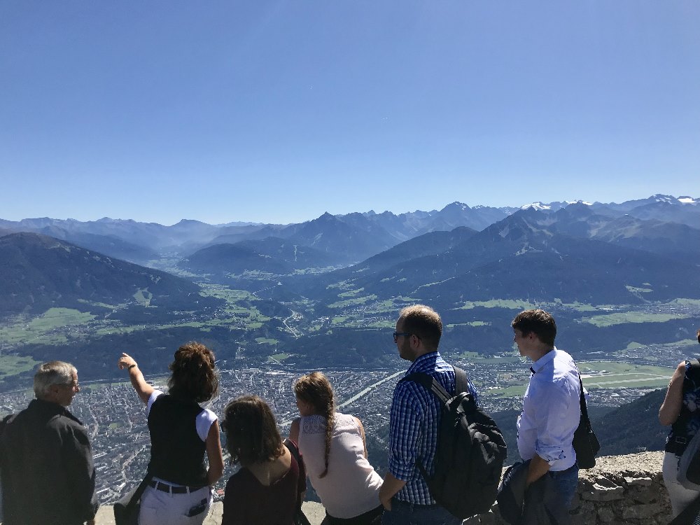Innsbruck Altstadt - das ist der Ausblick von der Aussichtskanzel am Hafelekar über die Stadt und nach Südtirol