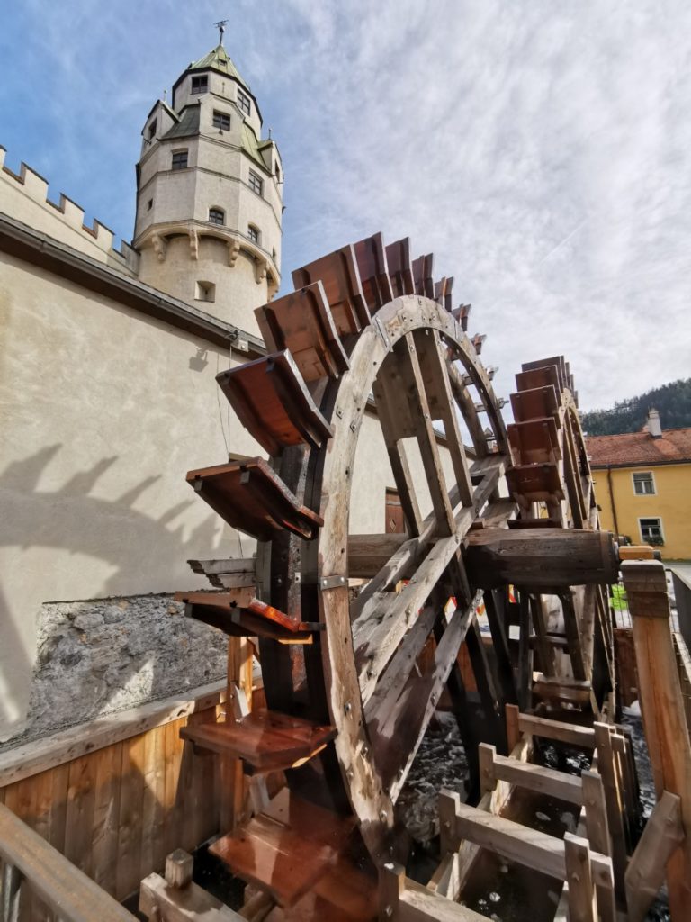 Ausflugsziele Innsbruck: Das große Wasserrad neben dem Münzturm bei der Burg Hasegg