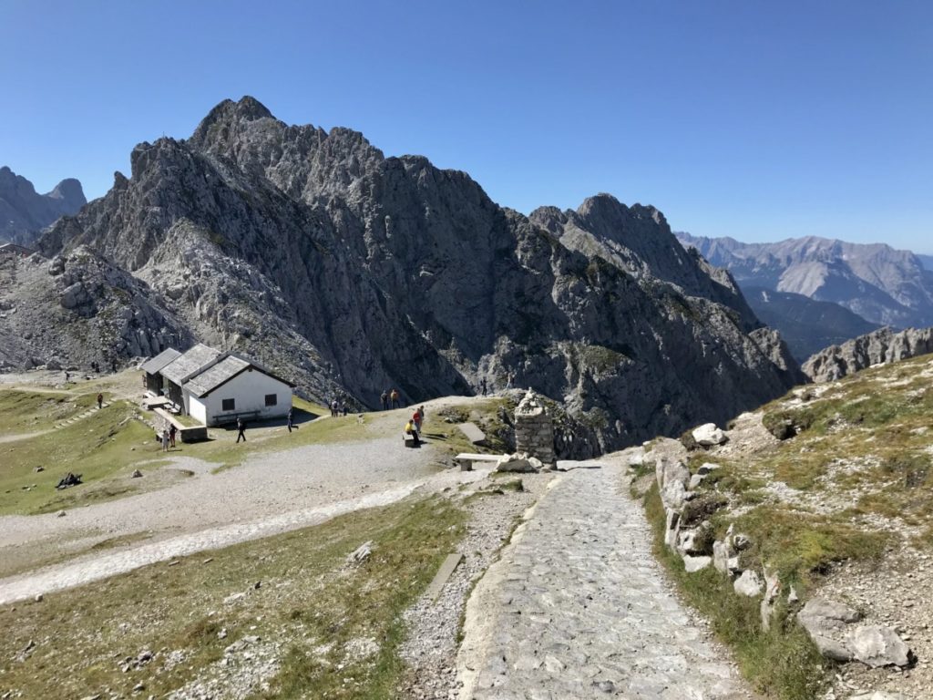 Von der Hafelekarbahn Bergstation kannst du auf diesem Weg im Karwendel wandern