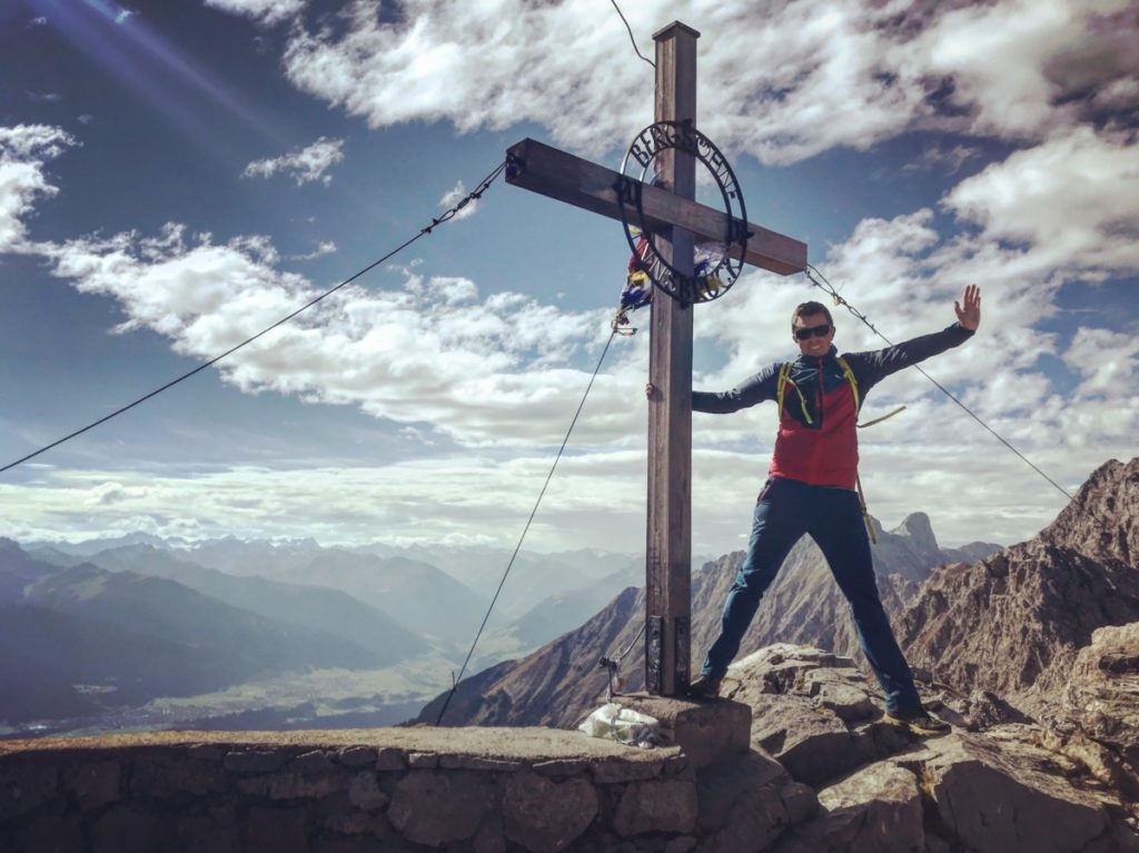 Das ist das Gipfelkreuz auf der Hafelekarspitze - ich erzähle dir alles darüber!